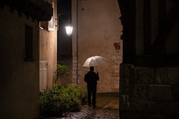 L'homme au parapluie (2) | Chartres - 2023